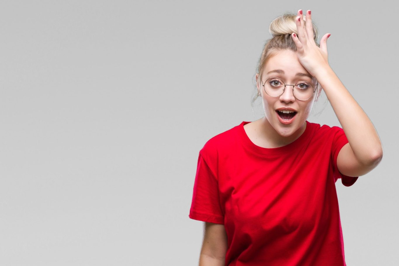 Ein Foto von einer Frau, die sich an die Stirn fasst, weil sie etwas verstanden hat